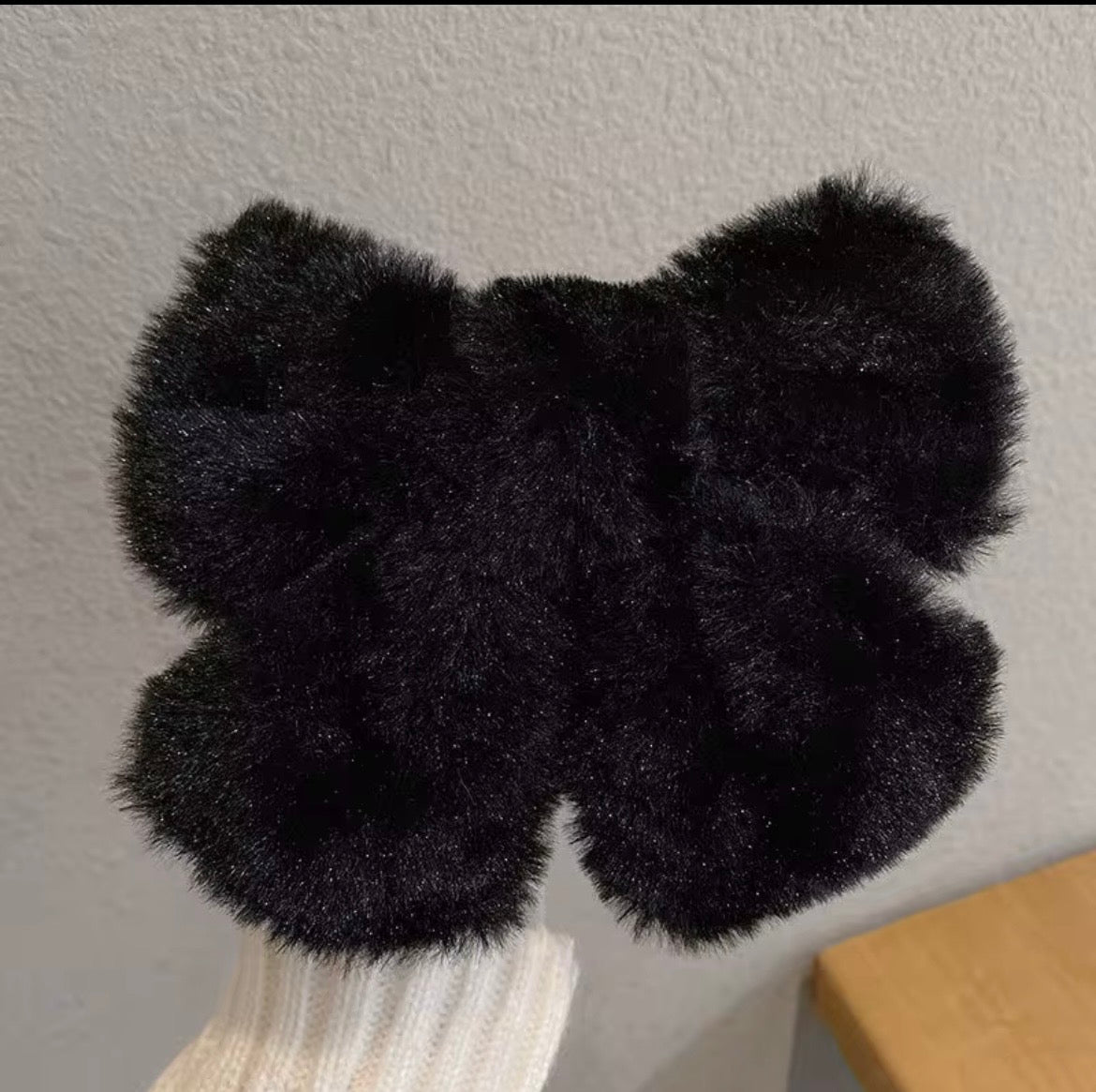 PLUSH BOW HAIR CLIP